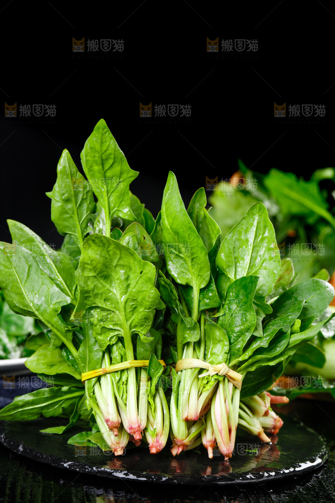 深底上堆着一捆菠菜