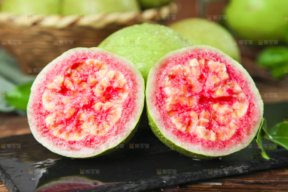 深底上摆放着广西红心芭乐