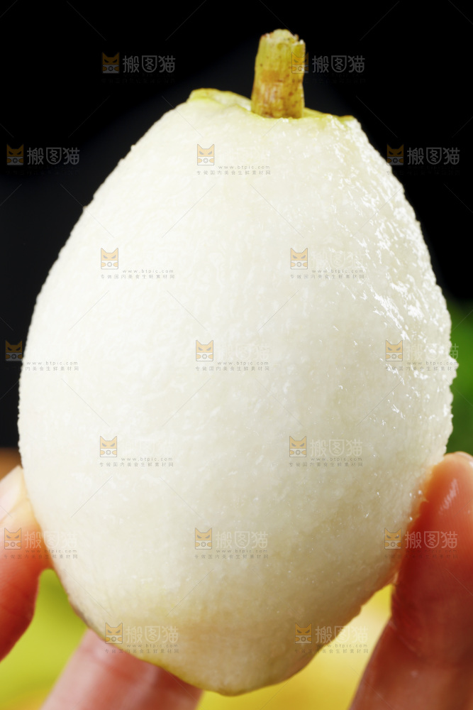 手拿新鲜剥皮的小香梨