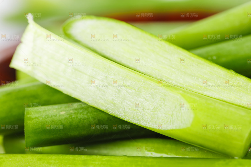 碟子里摆放着切好的蒜苔