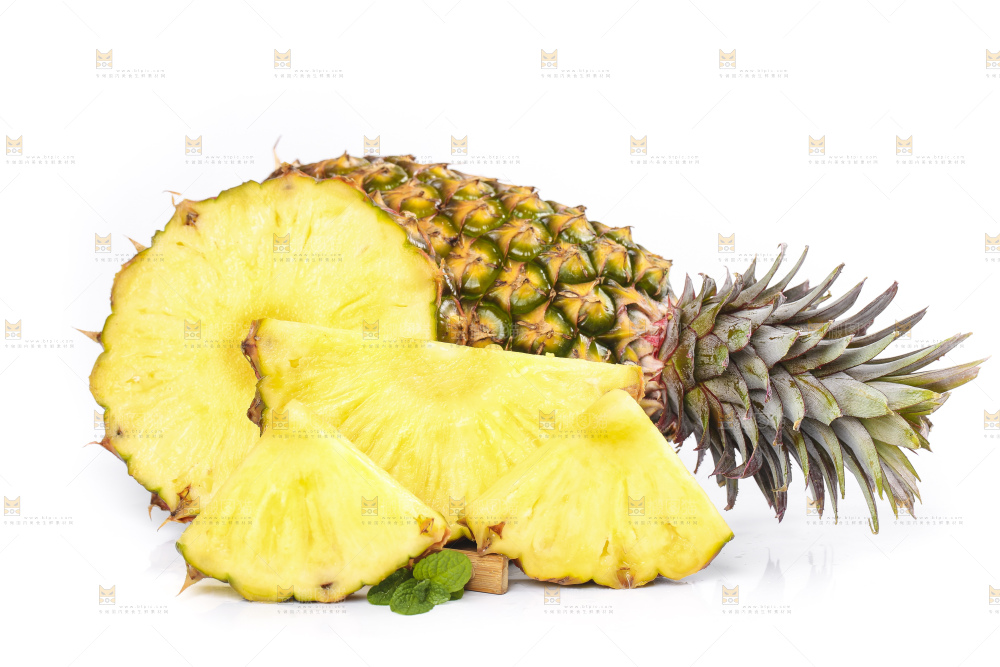 白底上放着切开的金钻凤梨