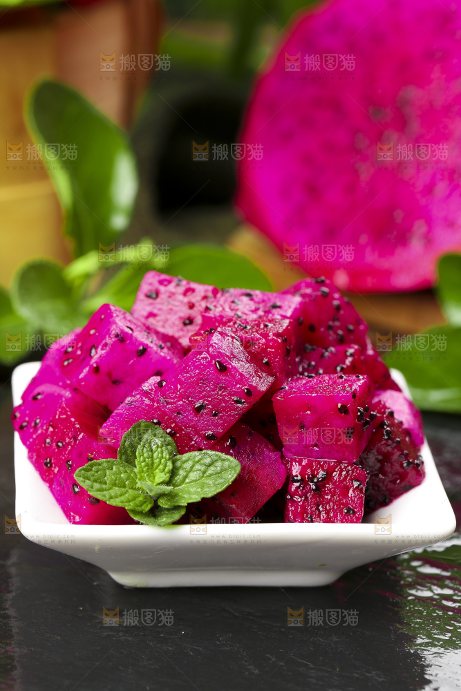 深底上放着红心火龙果果肉