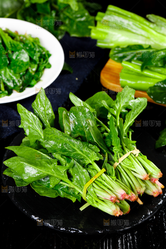 石板上的菠菜