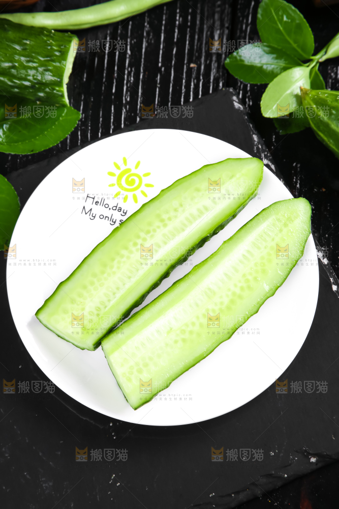 黑石板上放着一盘切开的山东青黄瓜