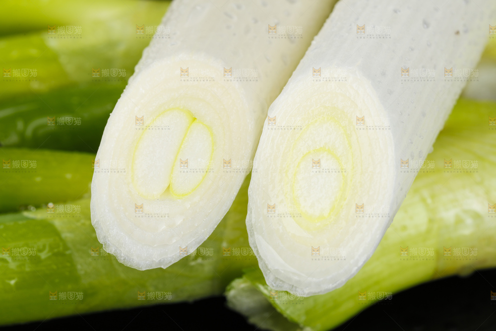 黑底上切开的大葱