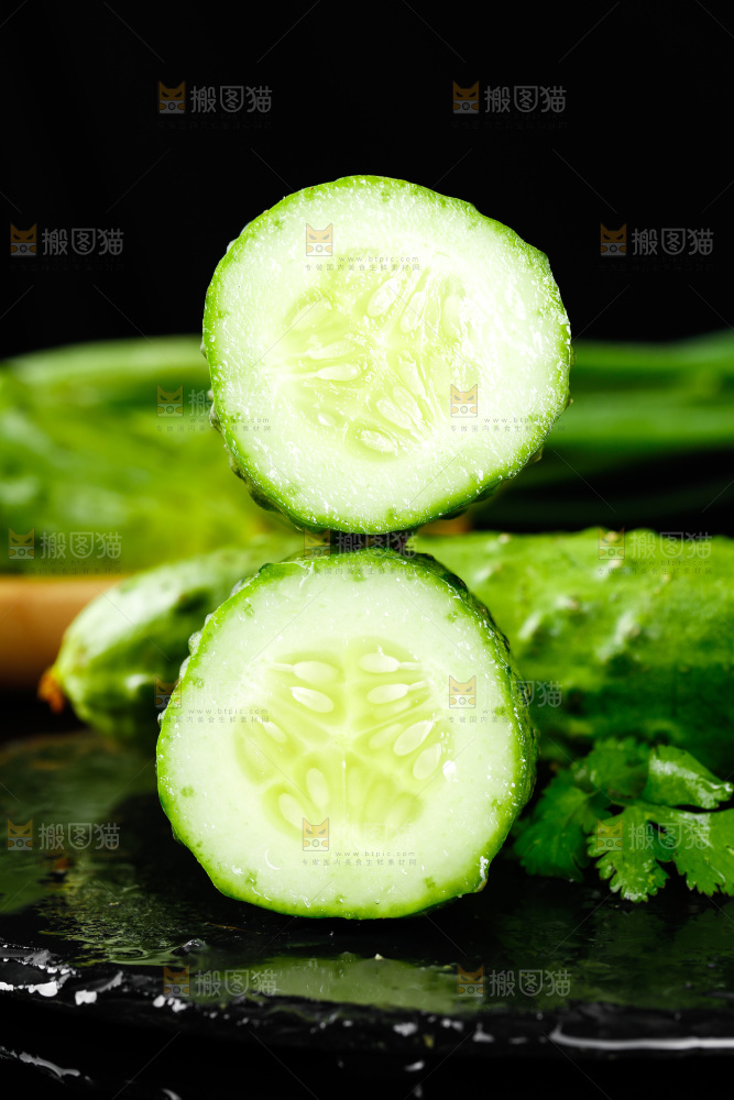 黑底上放着青瓜