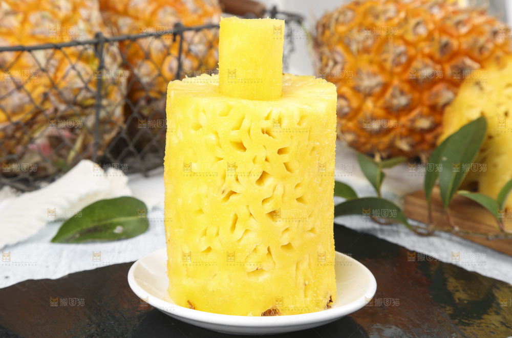黑石板上放着一盘新鲜菠萝果肉