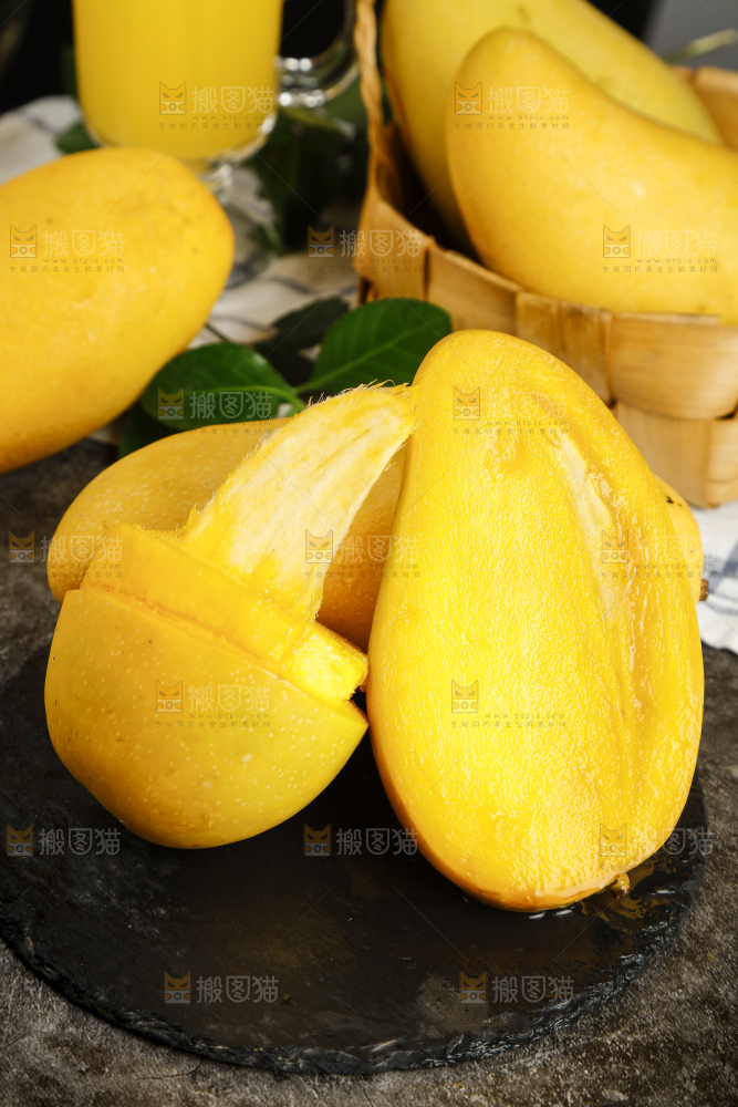 石板上放着切开的金煌芒