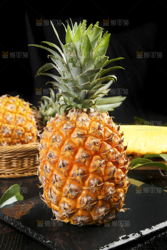 黑底上的新鲜菠萝
