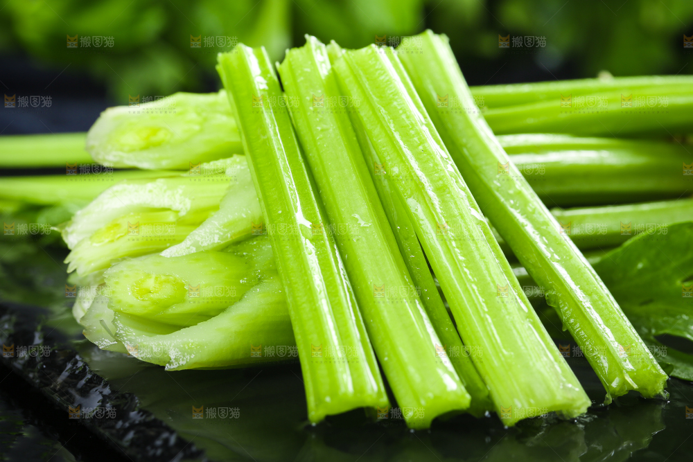 黑石板上的芹菜