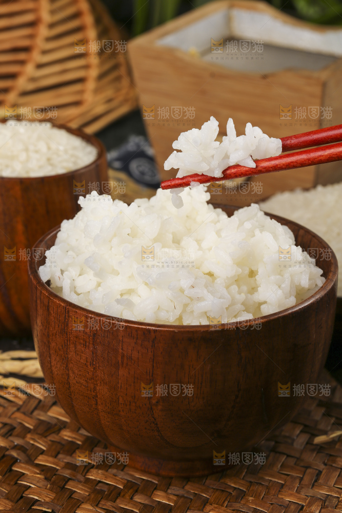 深底上放着一碗米饭
