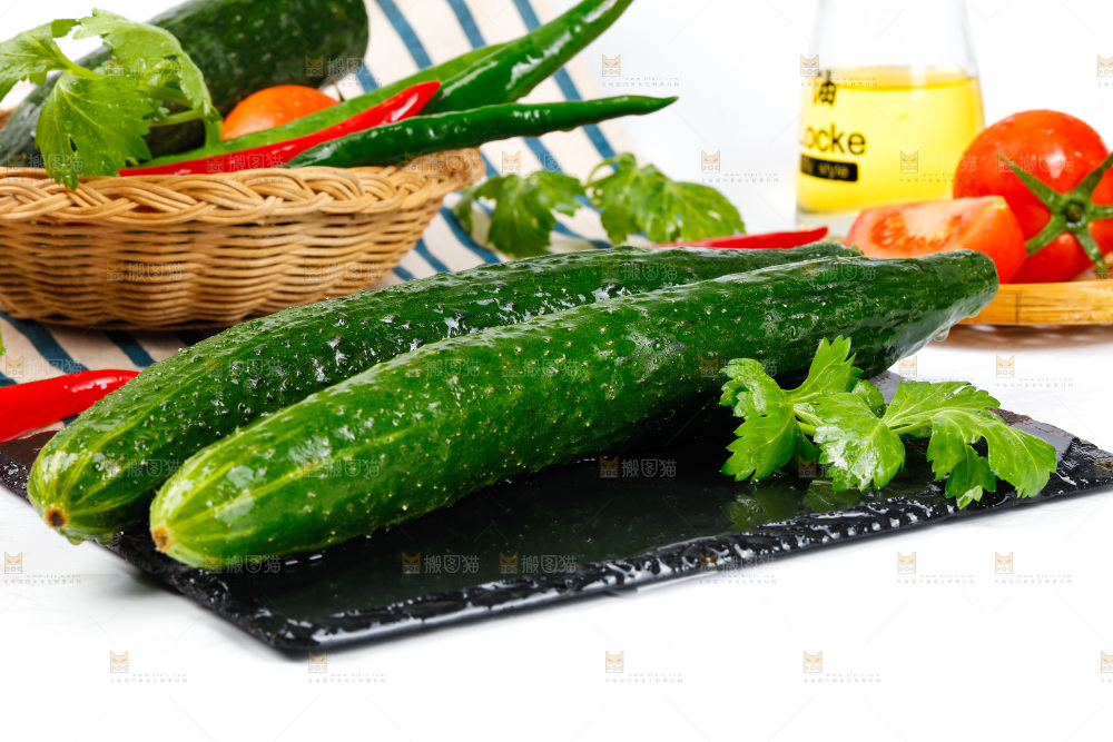 白底上放着黄瓜