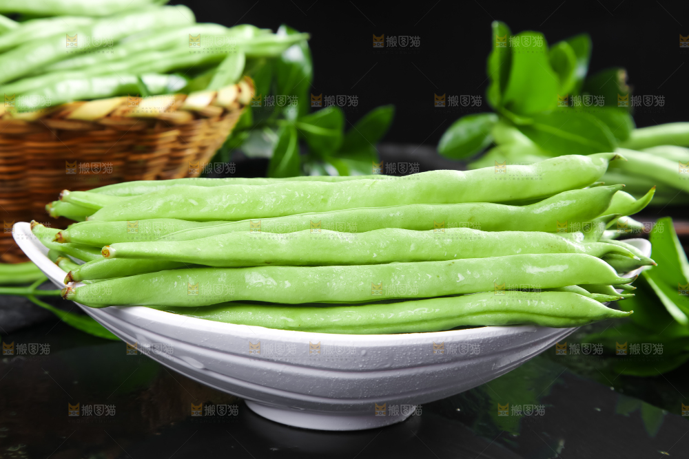 一盘陕西四季豆放在深底上