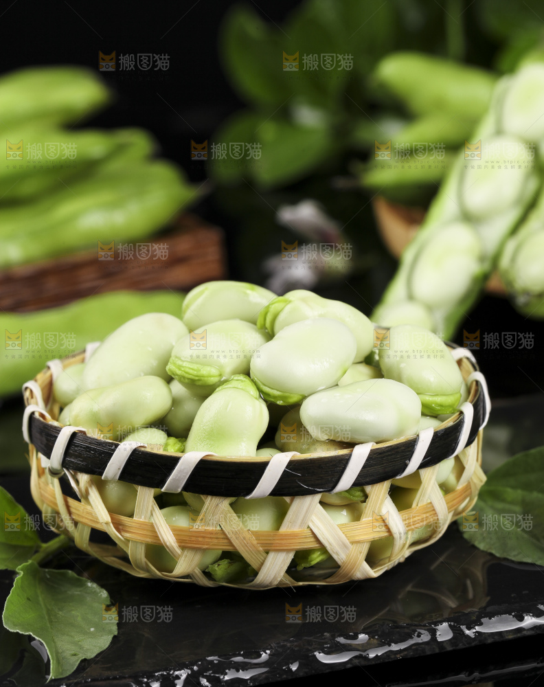 一筐新鲜云南蚕豆粒放在深底上