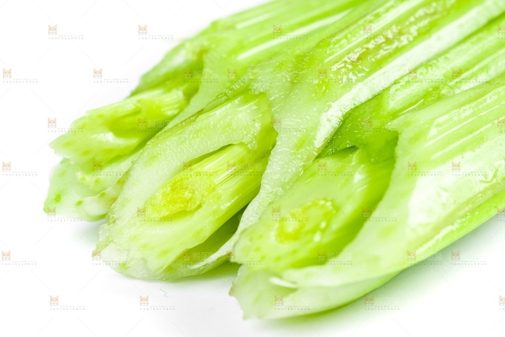 白底上放着新鲜芹菜