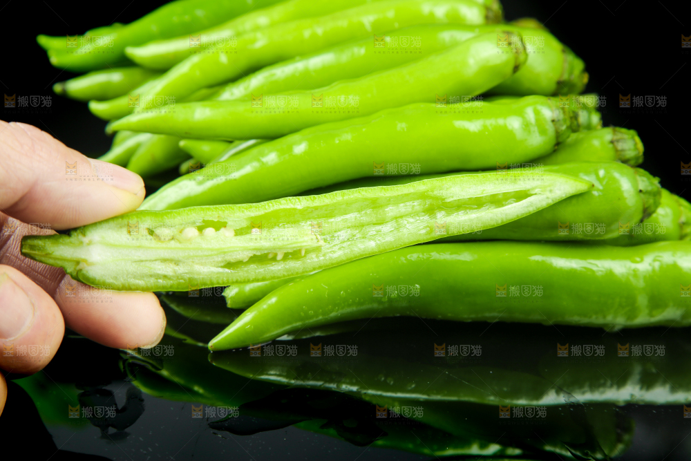黑底上放着青尖椒