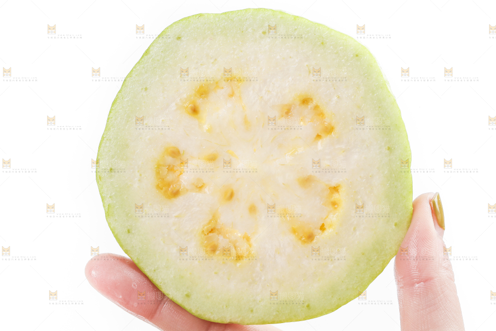 手里拿着白心芭乐