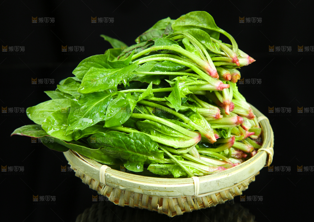 黑底上放着菠菜
