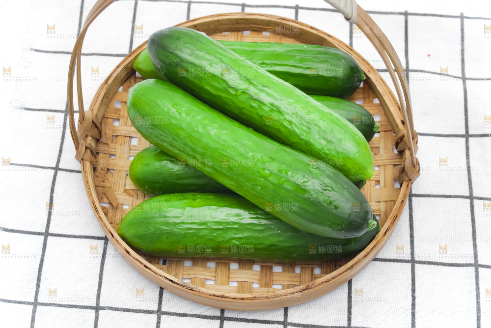 格子布上放着新鲜水果小黄瓜