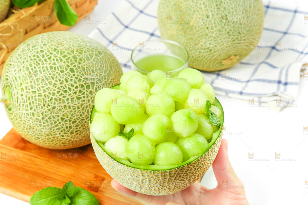 手拿网纹蜜瓜果肉