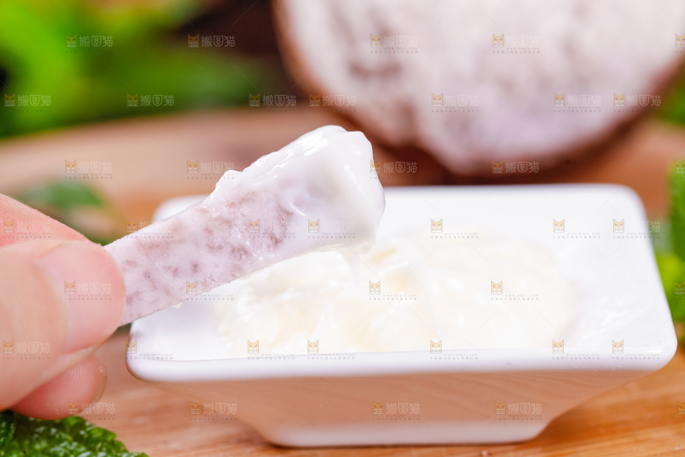蘸着酱的大芋头