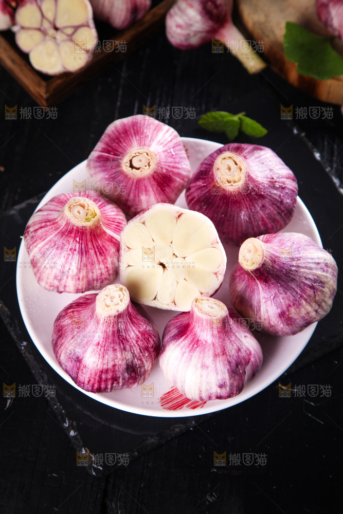 盘子里装着紫皮大蒜