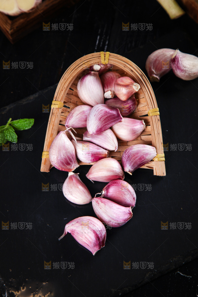 黑石板上放着剥开的紫皮大蒜