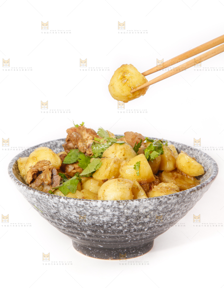 白底上放着一碗土豆烧鸡肉