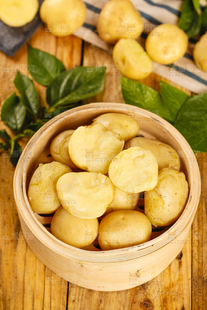 竹笼里放着小土豆