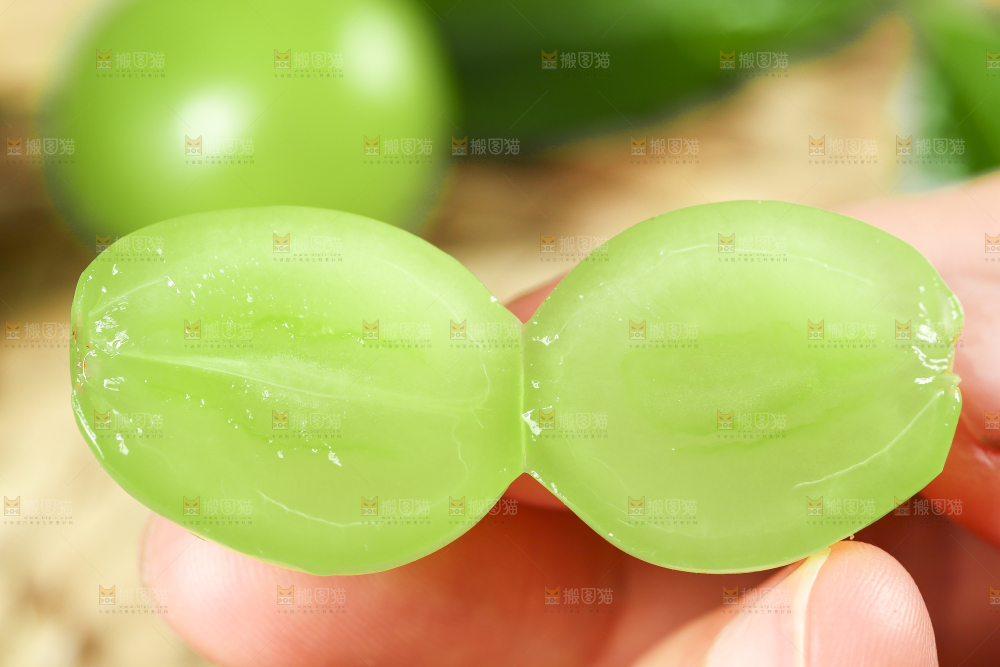 木垫上放着阳光玫瑰