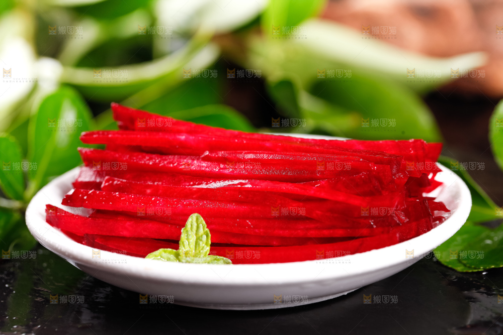 盘子里装着切丝的甜菜根