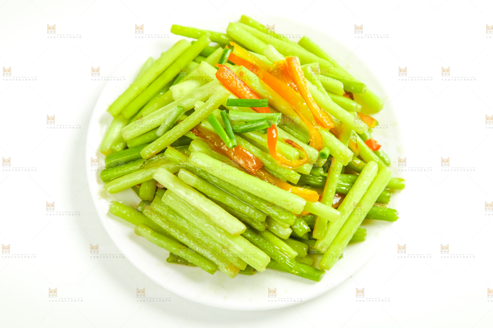 白底上放着一盘清炒蒜苔