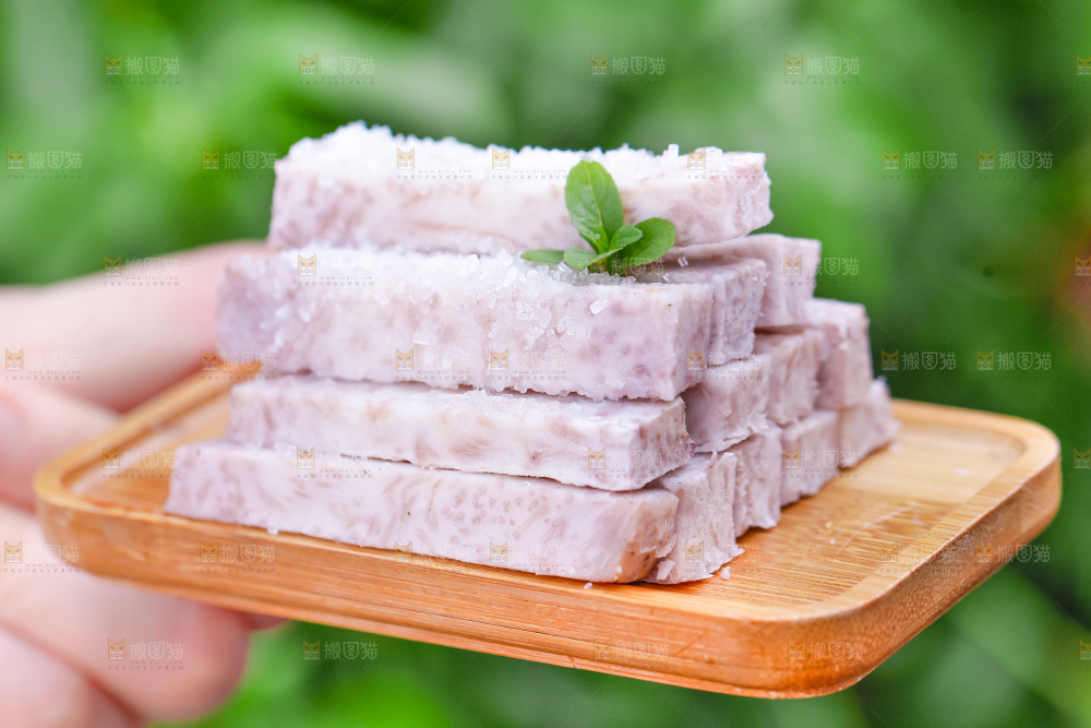 盘子里装着沾糖的紫藤大芋头