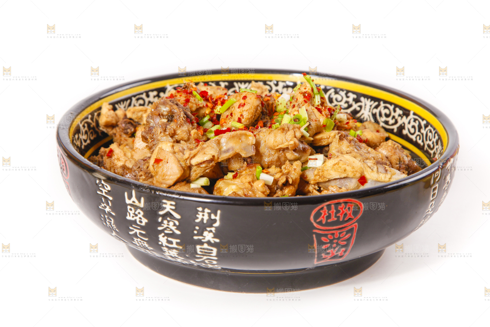 白底上放着一盘红烧鸡肉