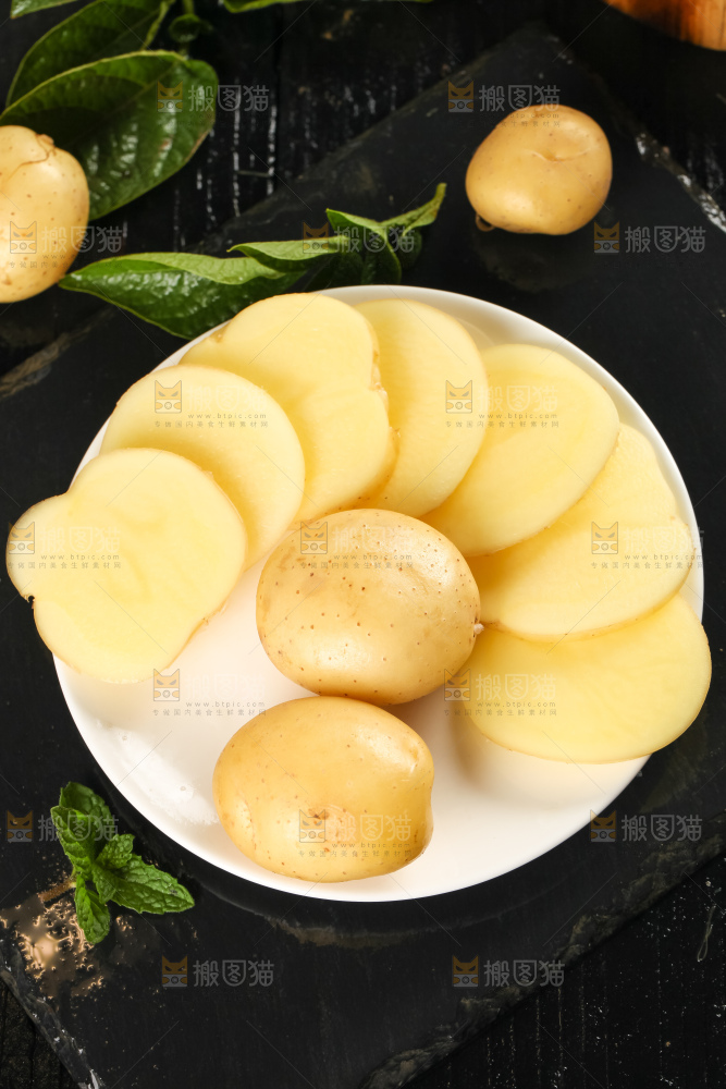 盘子里装着小土豆