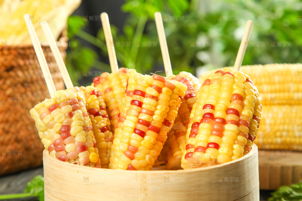 竹笼里装着糯玉米