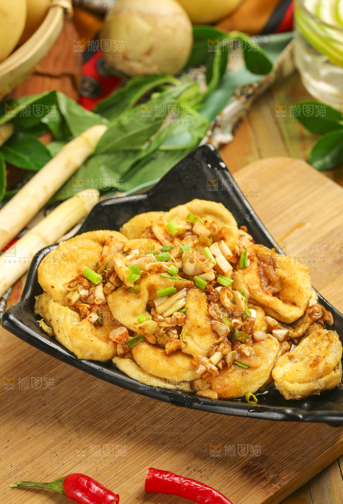 木板上放着一盘炒油豆腐