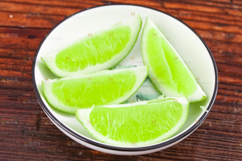 盘子里放着切块的薄皮青柠檬