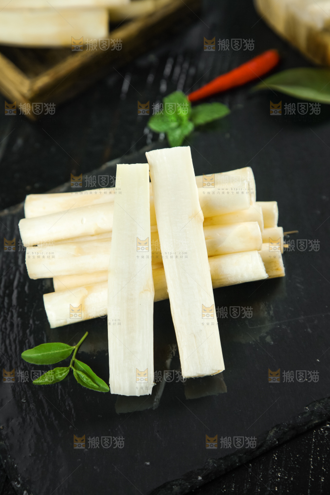 黑石板上放着切开的白芦笋
