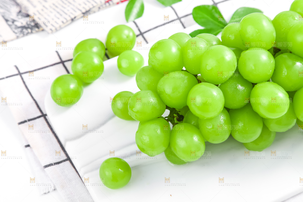 石板上放着阳光玫瑰