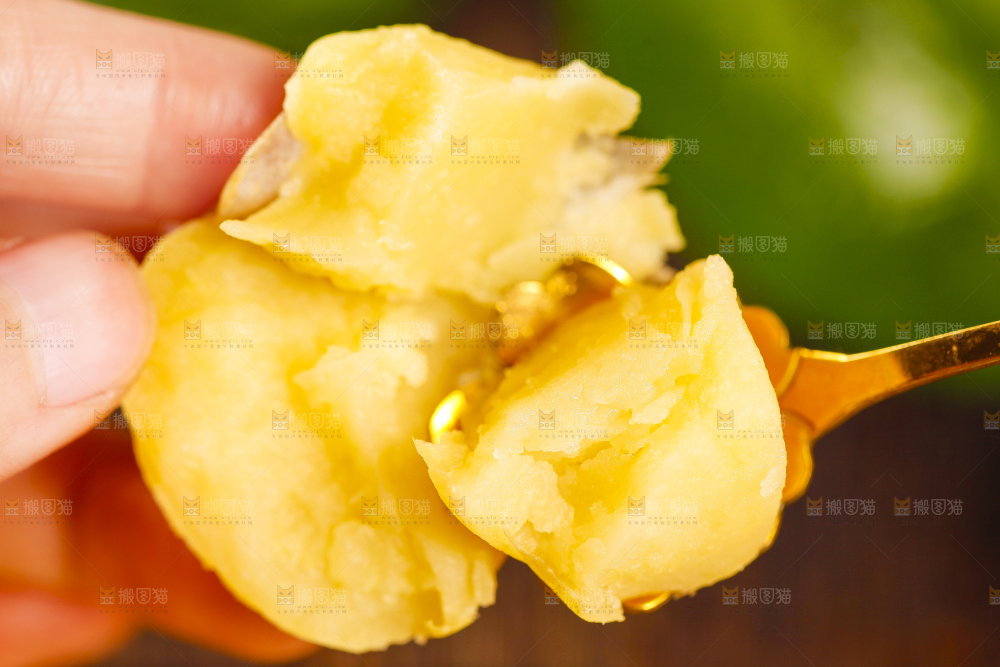 手里拿着小土豆