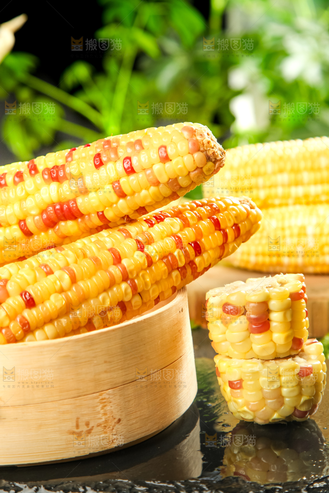 竹笼里装着糯玉米