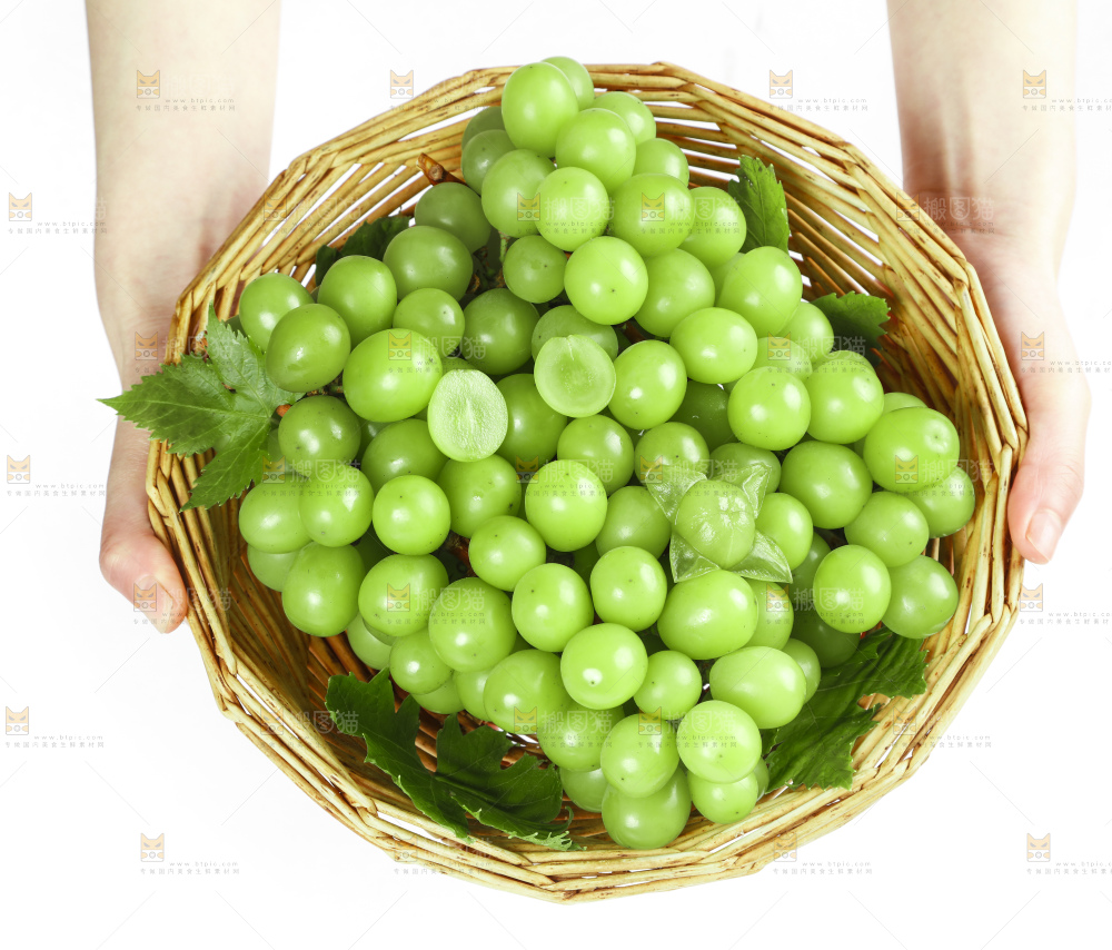 手里拿着无籽青提