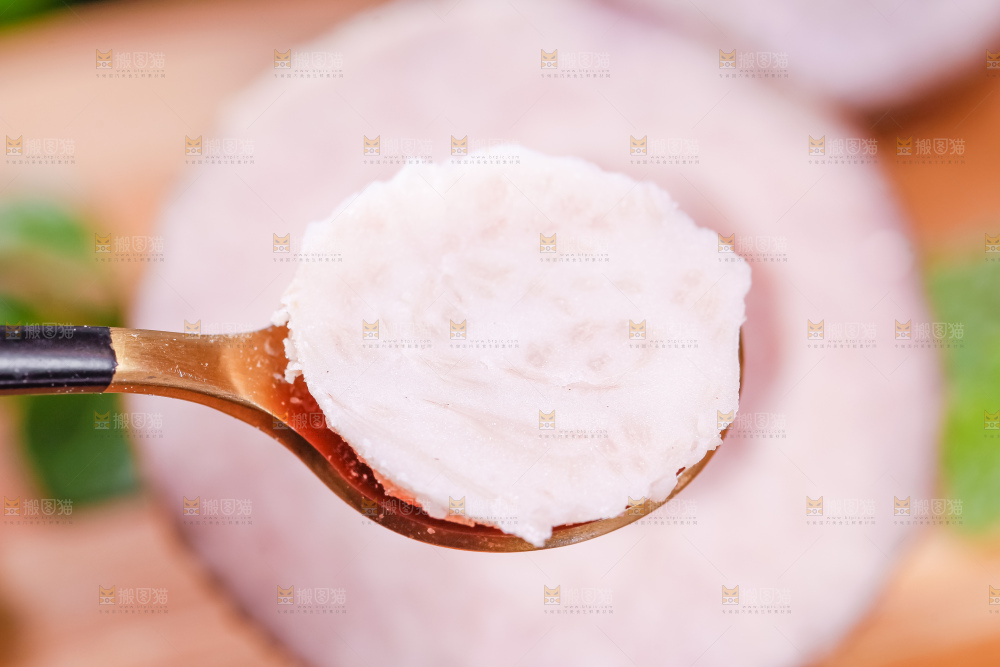 勺子里装着大芋头