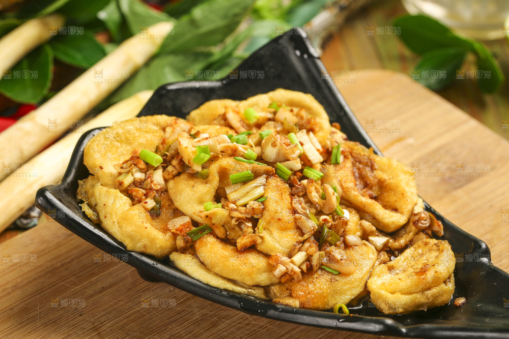 木板上放着一盘炒油豆腐