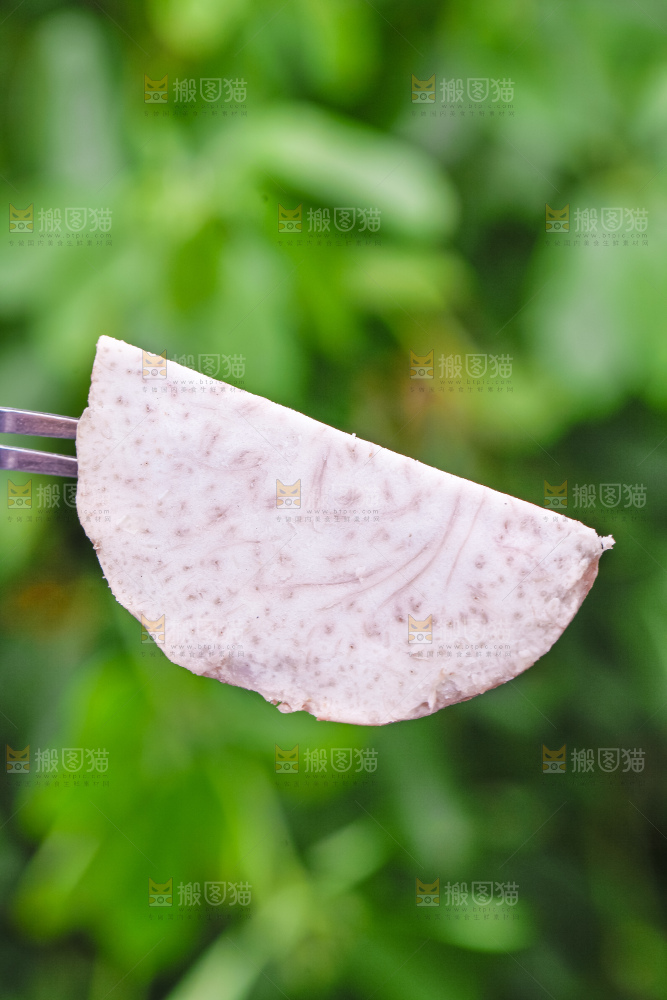 叉子插着紫藤芋头
