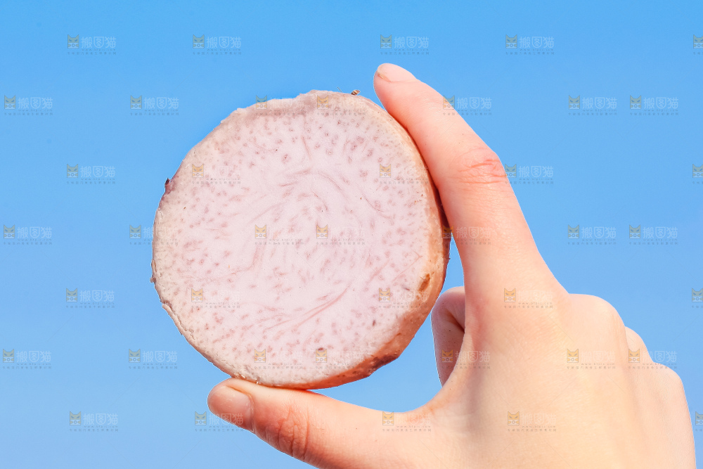 手里拿着紫藤芋头