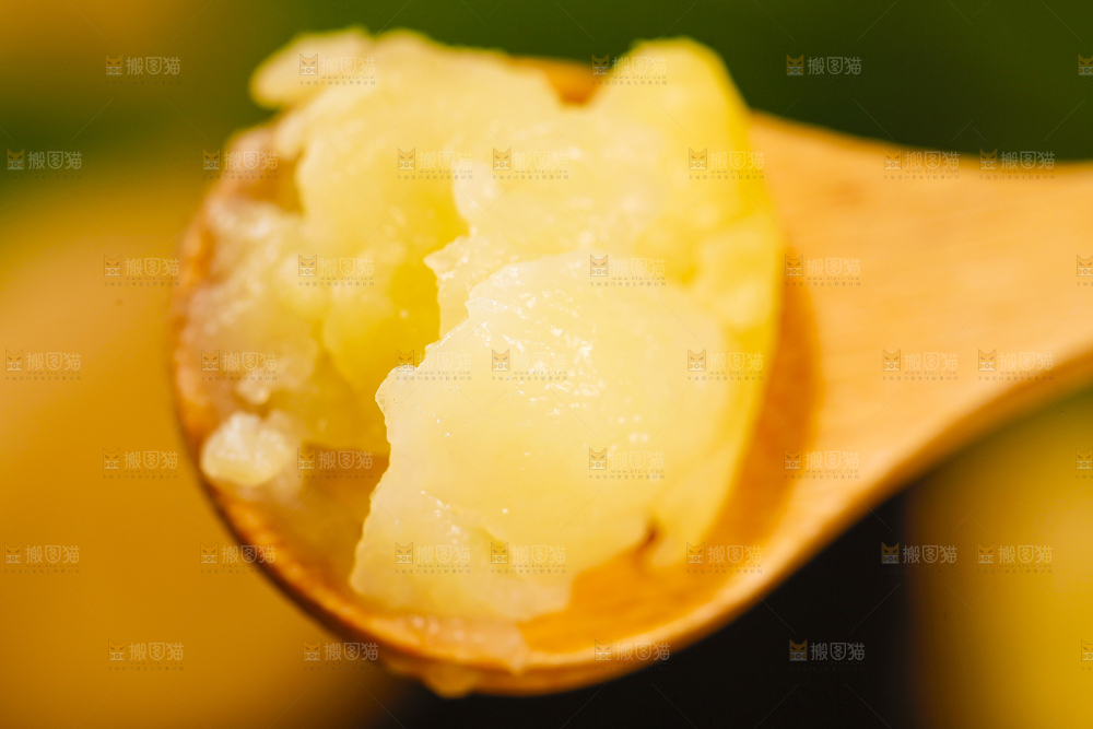 勺子里装着小土豆泥