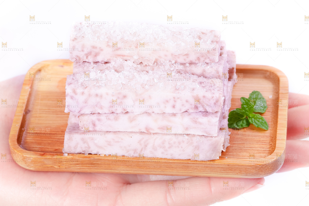 盘子里装着沾糖的大芋头