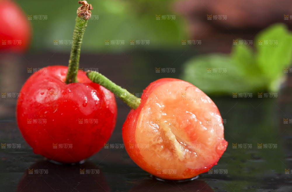 黑石板上放着剥皮的黄樱桃